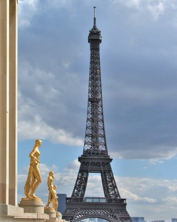Eiffelova věž z roku 1889 pohledem z Náměstí svobody a lidských práv, foto Vích